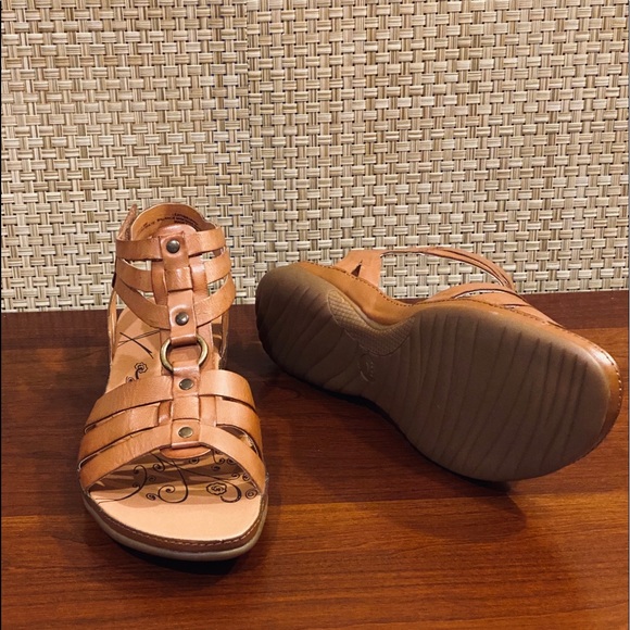 BareTraps Shoes - NIB BareTraps Delia Tan Leather Gladiator Sandal 9